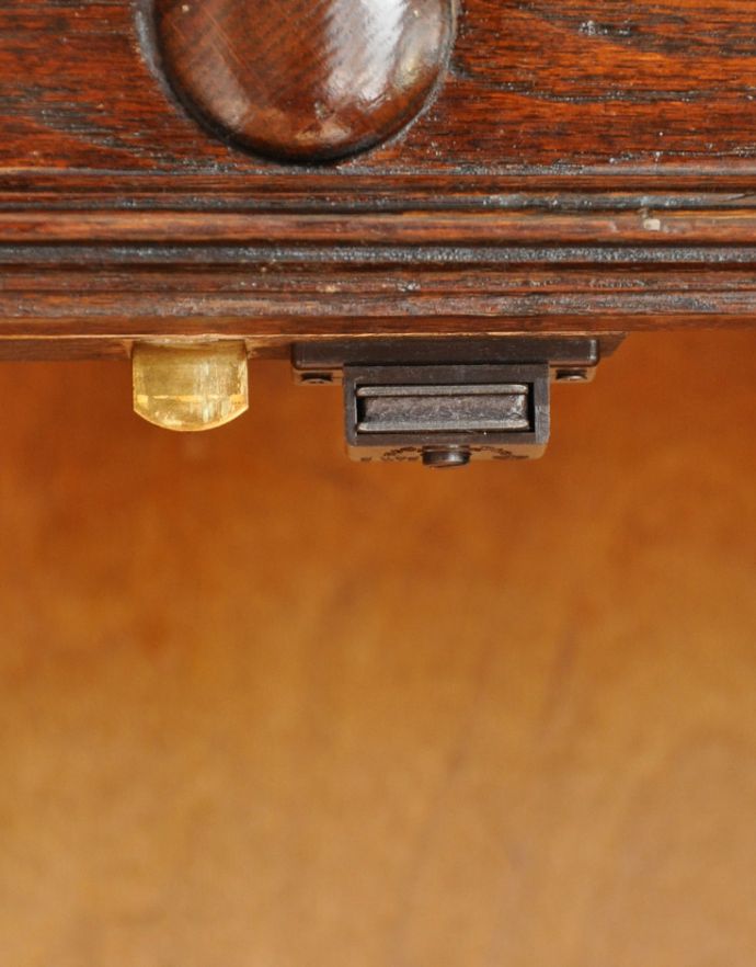 アンティークのキャビネット アンティーク家具 英国で見つけたアンティーク家具、扉と引き出しが付いて便利なカップボードチェスト。マグネットがありますので、開閉はスムーズです。(q-678-f)