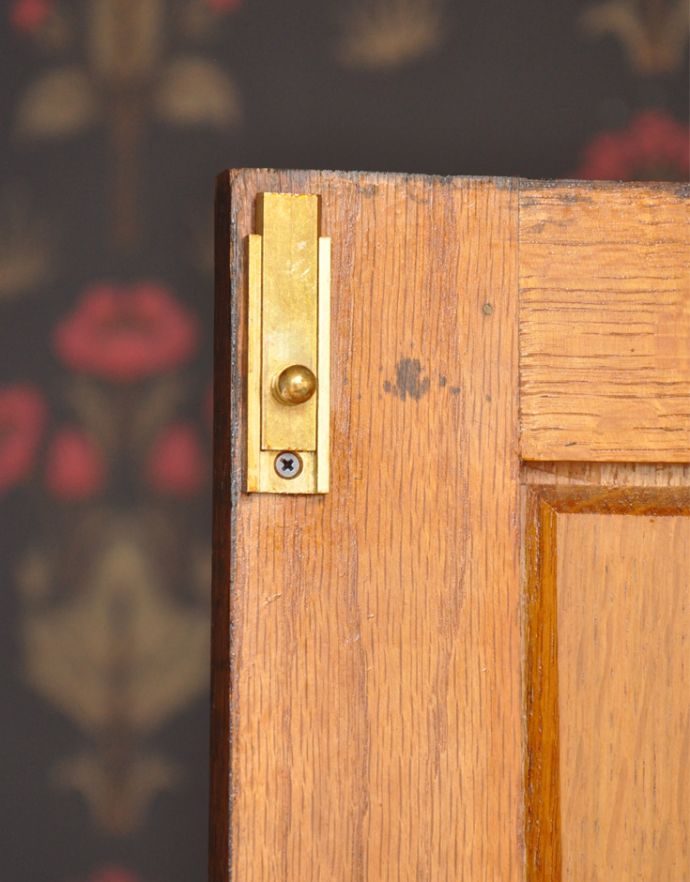 アンティークのキャビネット アンティーク家具 英国で見つけたアンティーク家具、扉と引き出しが付いて便利なカップボードチェスト。扉を留めるためのストッパーも当時のものです。(q-678-f)