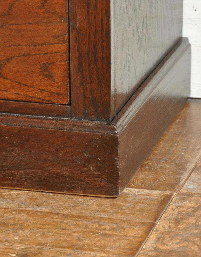 アンティークのキャビネット アンティーク家具 英国で見つけたアンティーク家具、扉と引き出しが付いて便利なカップボードチェスト。安定感のある脚がしっかり支えます。(q-678-f)