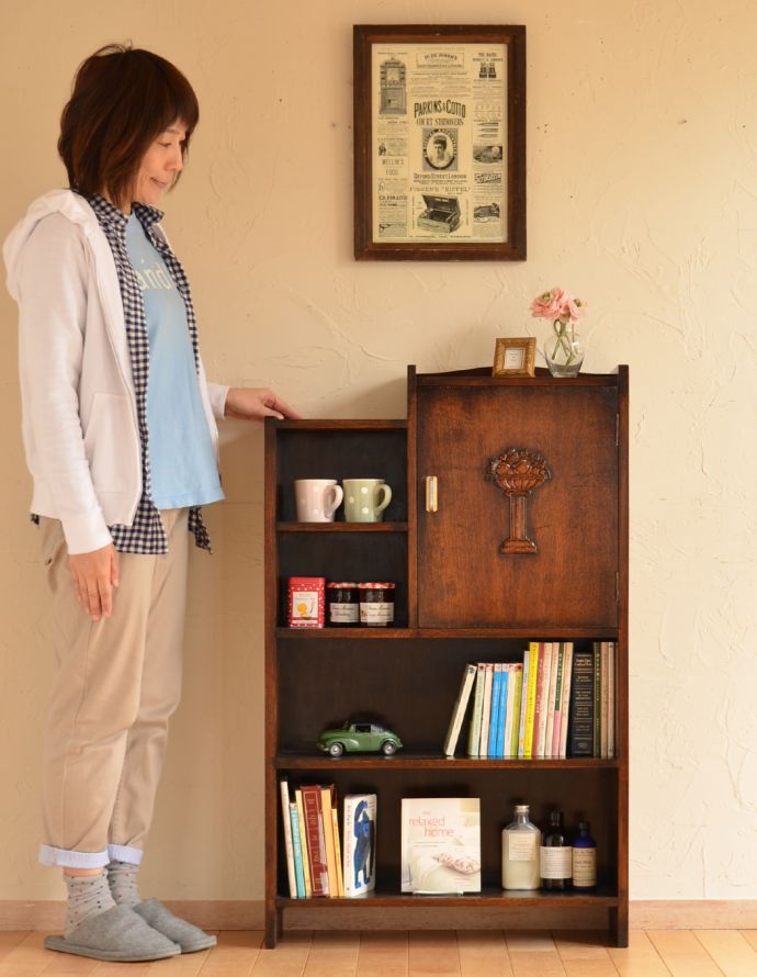 アンティークのキャビネット　アンティーク家具　アンティーク英国家具、扉の装飾が女性らしいスタンディングブックシェルフ（本棚） 。本棚としてはもちろん、グラスや食器を並べて飾り棚としても素敵ですよ。(q-680-f)