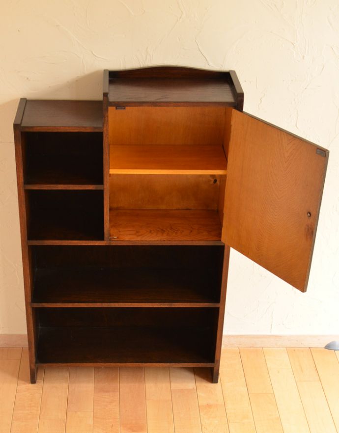 アンティークのキャビネット　アンティーク家具　アンティーク英国家具、扉の装飾が女性らしいスタンディングブックシェルフ（本棚） 。内側も茶色なので落ち着きがあってかっこいいです。(q-680-f)