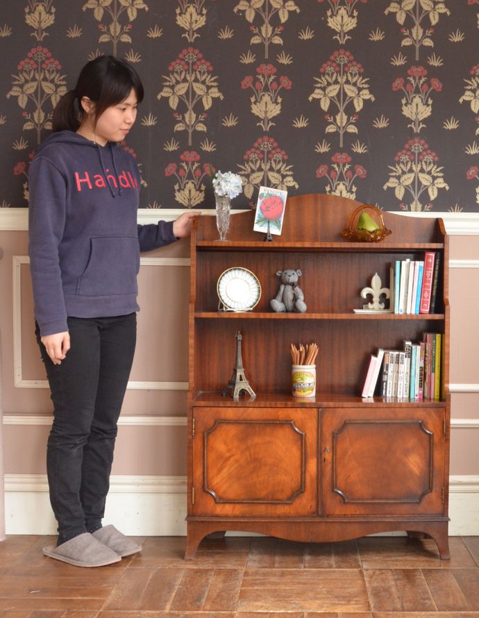 アンティークのキャビネット　アンティーク家具　書斎やリビングで使いたいアンティーク家具、スタンディングブックシェルフ（本棚） 。本棚としてはもちろん、グラスや食器を並べて飾り棚としても素敵ですよ。(q-683-f)