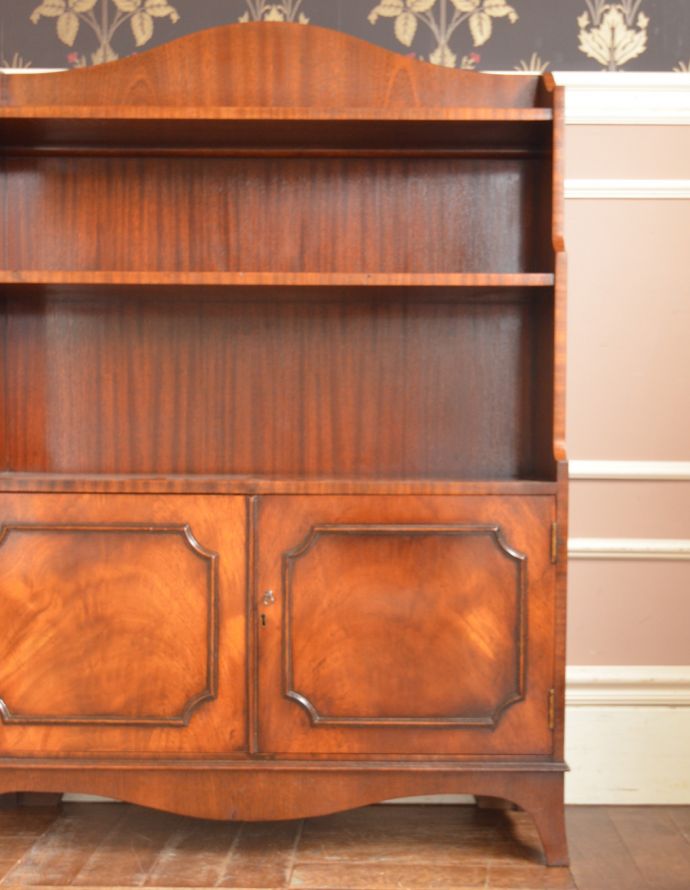 アンティークのキャビネット　アンティーク家具　書斎やリビングで使いたいアンティーク家具、スタンディングブックシェルフ（本棚） 。見た目の美しさはモチロン、しっかり収納力もある優れたブックシェルフです。(q-683-f)