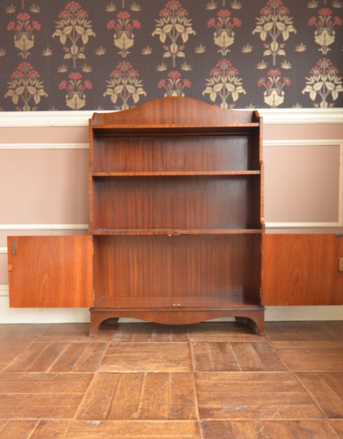 アンティークのキャビネット　アンティーク家具　書斎やリビングで使いたいアンティーク家具、スタンディングブックシェルフ（本棚） 。食器や写真立て、本やDVDなどなど、たくさん飾ればディスプレイの幅が広がります！しっかりメンテナンスしてからお届けしますので安心してお使いいただけます。(q-683-f)