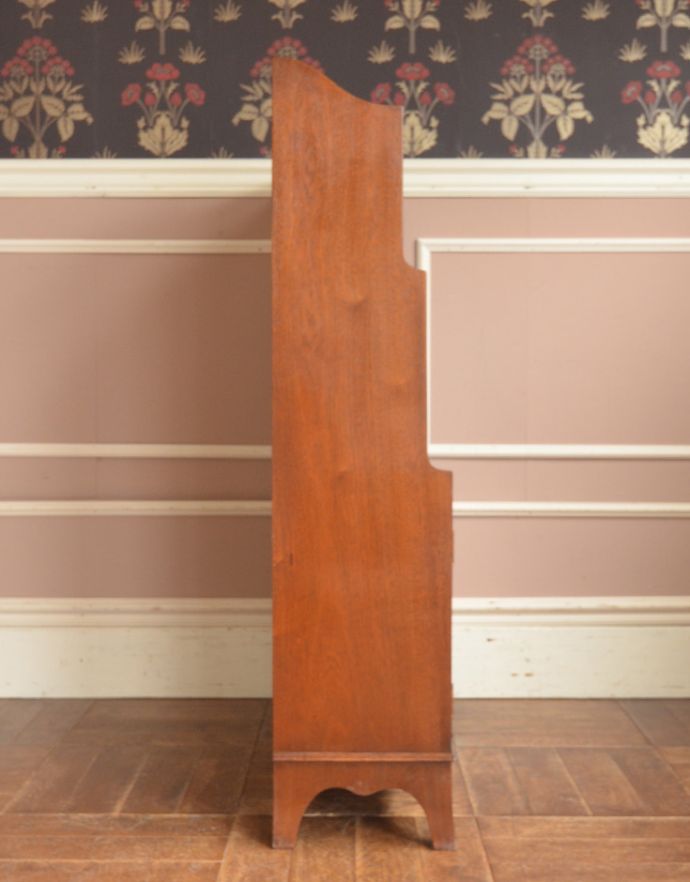 アンティークのキャビネット　アンティーク家具　書斎やリビングで使いたいアンティーク家具、スタンディングブックシェルフ（本棚） 。横から見てもピカピカです。(q-683-f)