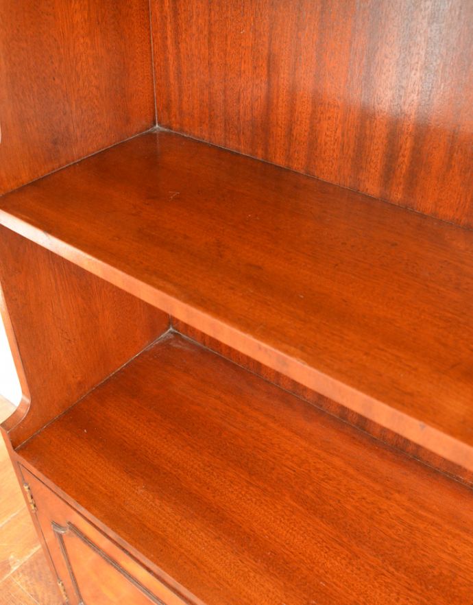 アンティークのキャビネット　アンティーク家具　書斎やリビングで使いたいアンティーク家具、スタンディングブックシェルフ（本棚） 。棚板は上も下も固定となっています。(q-683-f)