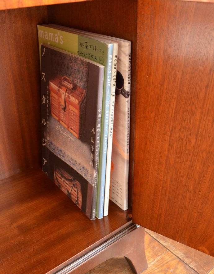 アンティークのキャビネット　アンティーク家具　書斎やリビングで使いたいアンティーク家具、スタンディングブックシェルフ（本棚） 。扉内には雑誌やA4ファイルなどの収納もできます。(q-683-f)