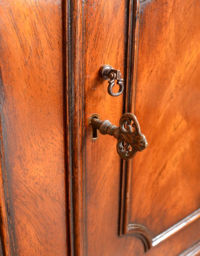 アンティークのキャビネット　アンティーク家具　書斎やリビングで使いたいアンティーク家具、スタンディングブックシェルフ（本棚） 。可愛い取っ手がちょこんと付いています。(q-683-f)