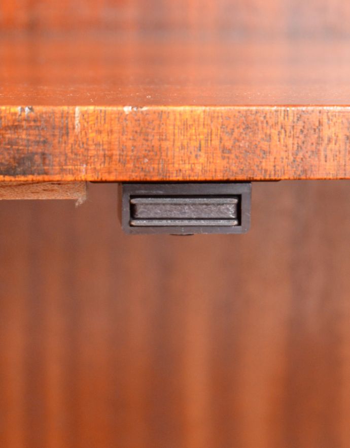 アンティークのキャビネット　アンティーク家具　書斎やリビングで使いたいアンティーク家具、スタンディングブックシェルフ（本棚） 。扉にはマグネットが付いているので、開け閉めがスムーズです。(q-683-f)