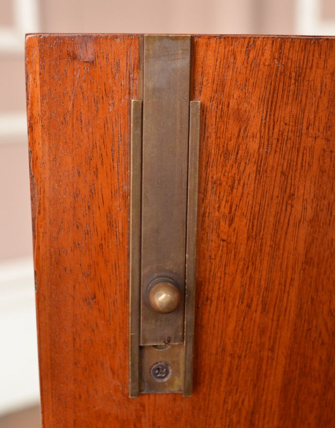 アンティークのキャビネット　アンティーク家具　書斎やリビングで使いたいアンティーク家具、スタンディングブックシェルフ（本棚） 。扉にはストッパーがあります。(q-683-f)