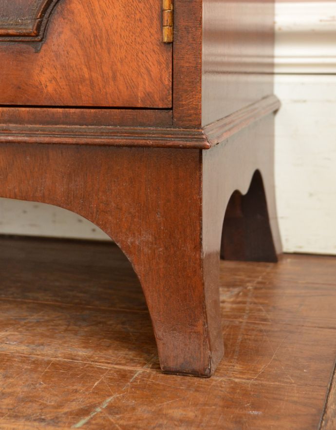 アンティークのキャビネット　アンティーク家具　書斎やリビングで使いたいアンティーク家具、スタンディングブックシェルフ（本棚） 。安定感のある脚がしっかり支えます。(q-683-f)