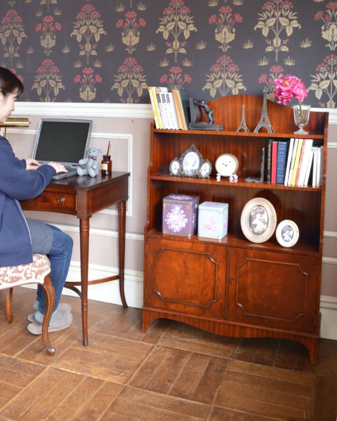 アンティークのキャビネット　アンティーク家具　書斎やリビングで使いたいアンティーク家具、スタンディングブックシェルフ（本棚） 。本以外にどんなものを飾っても素敵に見えちゃう･･･。(q-683-f)