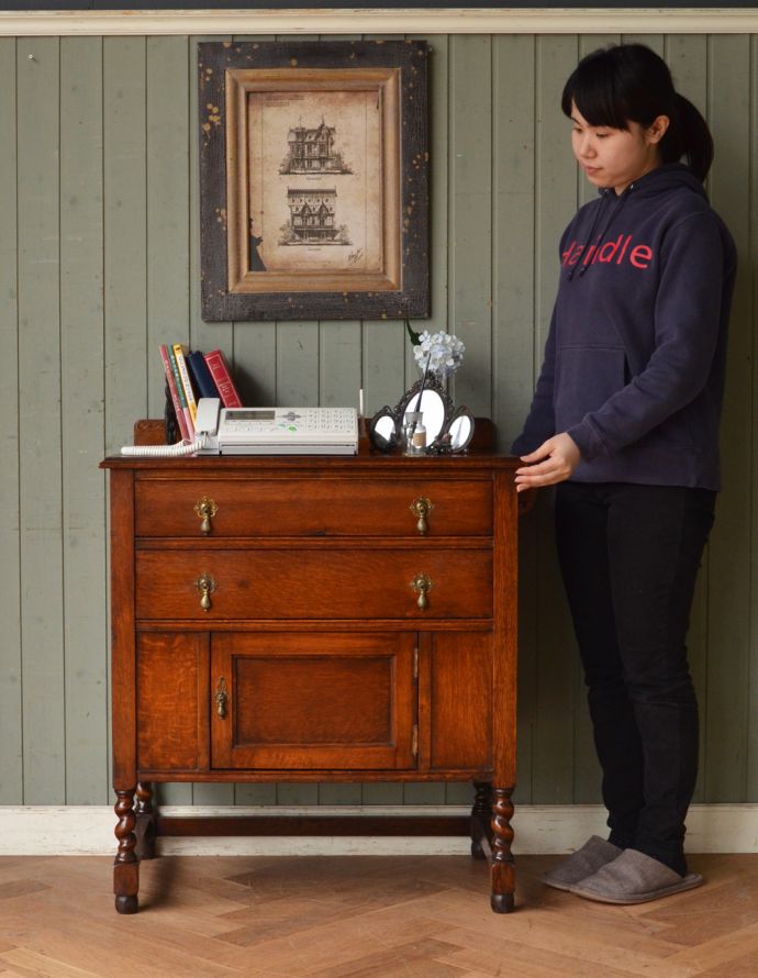 アンティークのチェスト アンティーク家具 英国インテリアのアンティーク家具、電話台にもなるカップボードチェスト(食器棚)。中が見えないので、生活感が出てしまう細々した物をたっぷり収納するのにピッタリです!(モデルの身長は158cmです)【 全体 】幅76×奥行45.5×高さ89.5cm。(q-686-f)