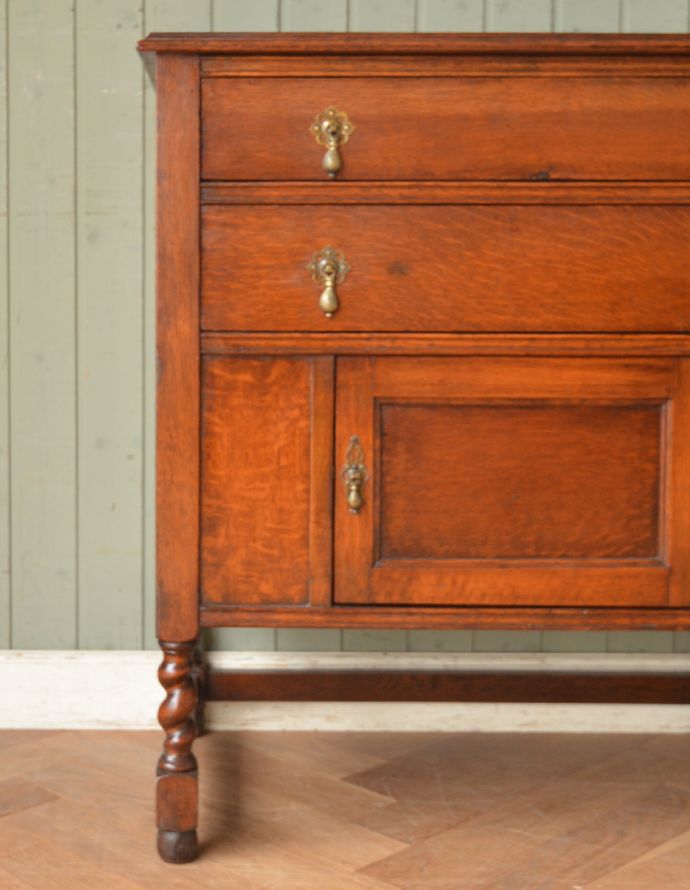 アンティークのチェスト アンティーク家具 英国インテリアのアンティーク家具、電話台にもなるカップボードチェスト(食器棚)。落ち着きがあって高級な印象を与えてくれます。(q-686-f)