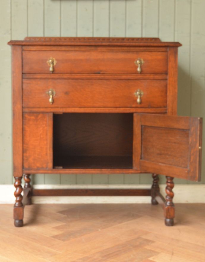 アンティークのチェスト アンティーク家具 英国インテリアのアンティーク家具、電話台にもなるカップボードチェスト(食器棚)。扉の奥には見せたくないものを収納できます。(q-686-f)