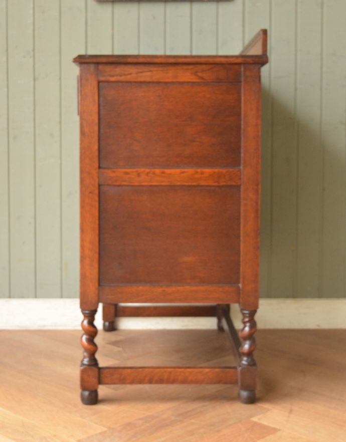 アンティークのチェスト アンティーク家具 英国インテリアのアンティーク家具、電話台にもなるカップボードチェスト(食器棚)。サイドもしっかり作られています。(q-686-f)