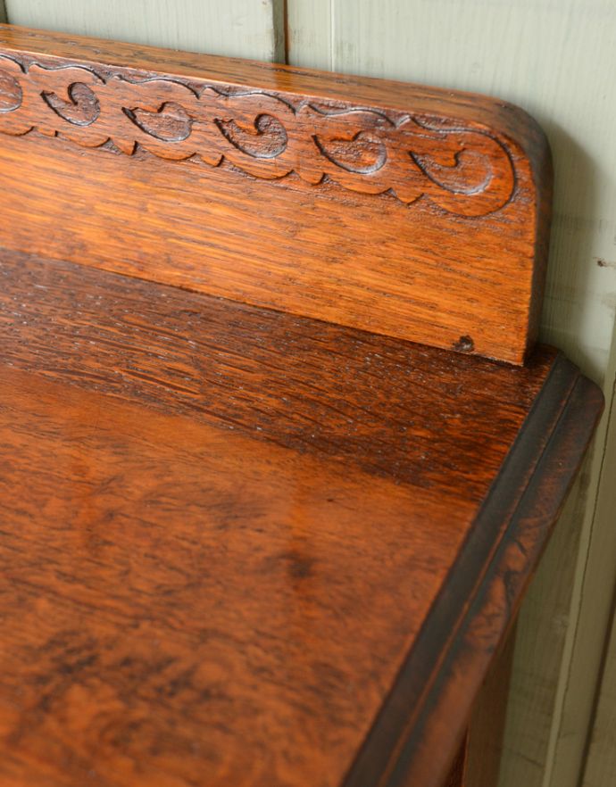 アンティークのチェスト アンティーク家具 英国インテリアのアンティーク家具、電話台にもなるカップボードチェスト(食器棚)。ワンポイントの装飾がとってもステキ!英国の家具らしい重厚感があります。(q-686-f)