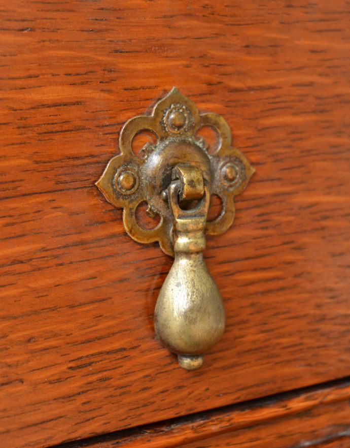 アンティークのチェスト アンティーク家具 英国インテリアのアンティーク家具、電話台にもなるカップボードチェスト(食器棚)。アンティークならではの凝った形の取っ手です。(q-686-f)