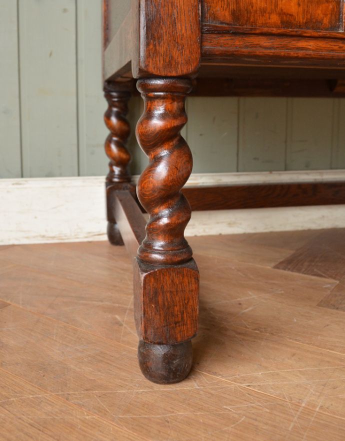 アンティークのチェスト アンティーク家具 英国インテリアのアンティーク家具、電話台にもなるカップボードチェスト(食器棚)。安定感のある脚がしっかり支えます。(q-686-f)