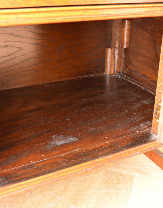 アンティークのチェスト アンティーク家具 英国インテリアのアンティーク家具、電話台にもなるカップボードチェスト(食器棚)。中もしっかりメンテナンスしてありますので安心してお使い下さい。(q-686-f)