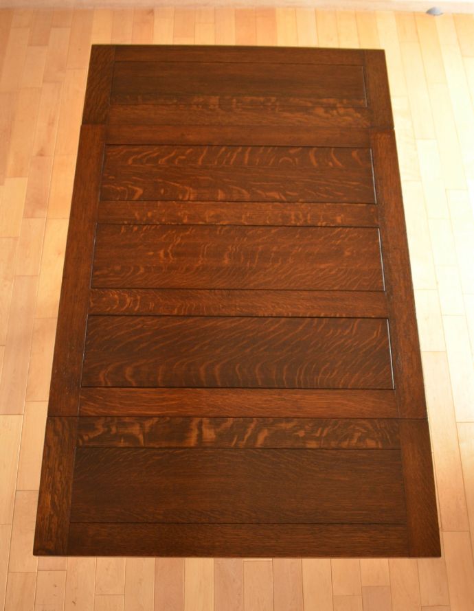 ロイドテーブル アンティーク家具 美しい英国のアンティーク家具、使う人数に合わせてサイズが変えられるドローリーフテーブル(伸張式テーブル)。天板もピカピカにお直ししました。(q-691-f)