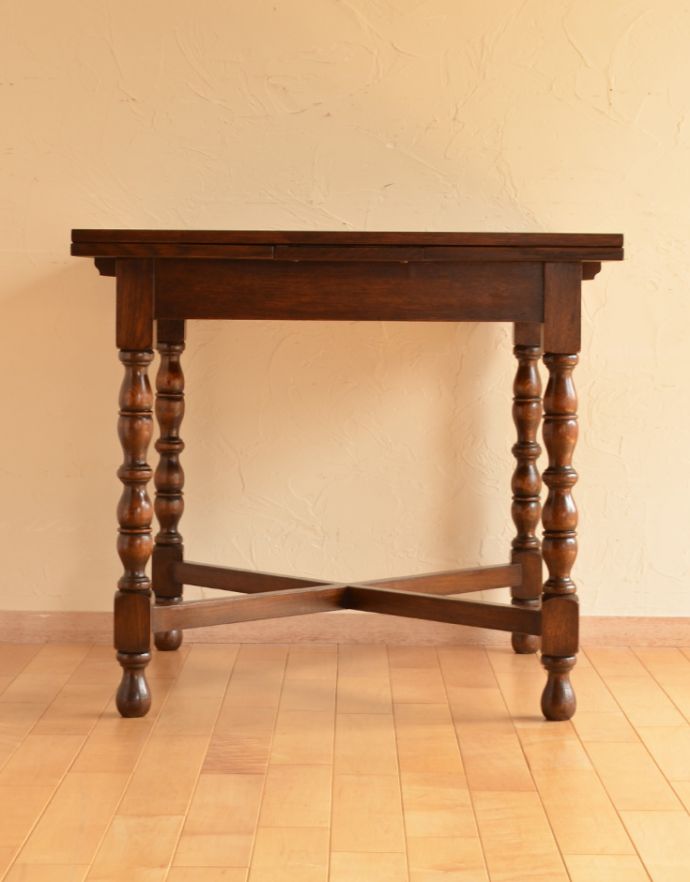 ロイドテーブル アンティーク家具 美しい英国のアンティーク家具、使う人数に合わせてサイズが変えられるドローリーフテーブル(伸張式テーブル)。ダイニングテーブルにしたり、家事台にも使えますよ!片開きの状態でもご使用頂けます。(q-691-f)