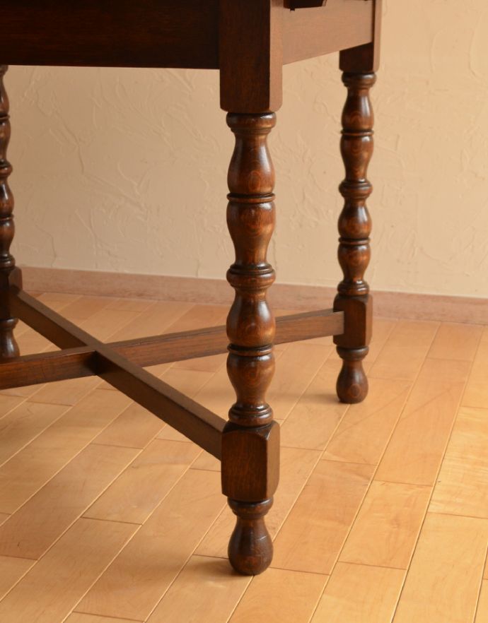 ロイドテーブル アンティーク家具 美しい英国のアンティーク家具、使う人数に合わせてサイズが変えられるドローリーフテーブル(伸張式テーブル)。キチンとお直ししました。(q-691-f)