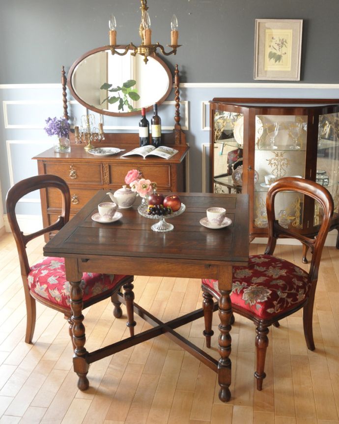 ロイドテーブル アンティーク家具 美しい英国のアンティーク家具、使う人数に合わせてサイズが変えられるドローリーフテーブル(伸張式テーブル)。普段は縮めてコンパクトサイズリーフを広げない状態だと正方形。(q-691-f)