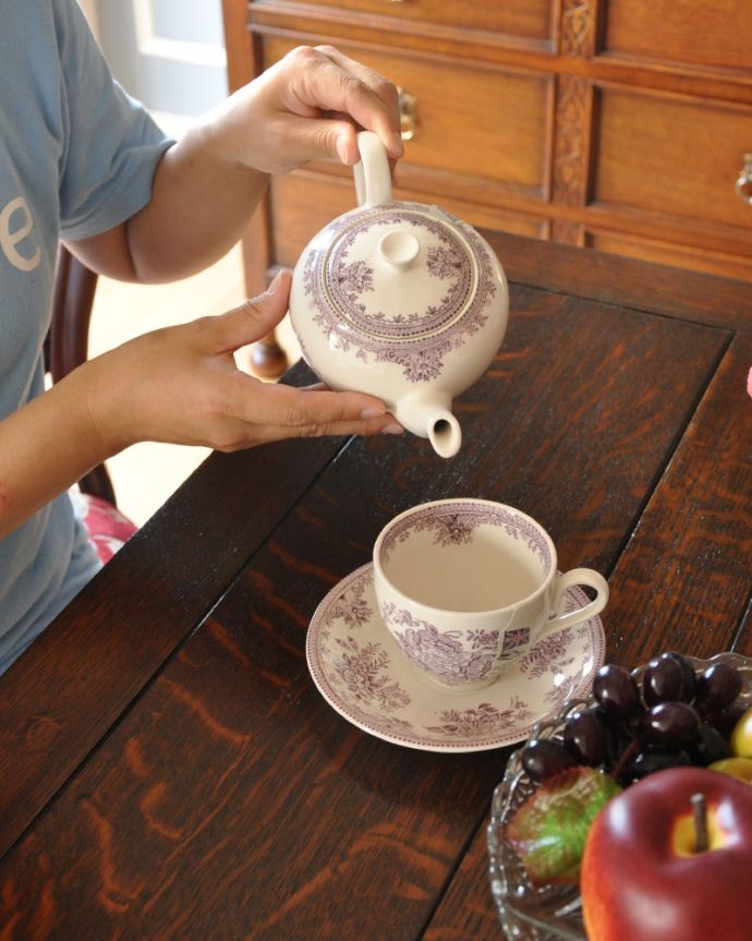 ロイドテーブル アンティーク家具 美しい英国のアンティーク家具、使う人数に合わせてサイズが変えられるドローリーフテーブル(伸張式テーブル)。オーク材らしい天板の模様がカッコイイ!白い食器が映えるから、いつもの食事も美しく見えます。(q-691-f)