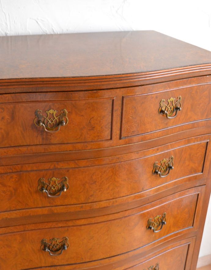 アンティークのチェスト アンティーク家具 英国のアンティーク収納家具、たっぷり引き出しの付いたウォルナット材のチェストオブドロワーズ。曲線が美しく滑らかなデザインです。(q-692-f)