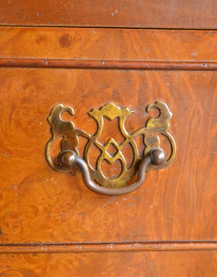 アンティークのチェスト アンティーク家具 英国のアンティーク収納家具、たっぷり引き出しの付いたウォルナット材のチェストオブドロワーズ。引き出しの取っ手です。(q-692-f)