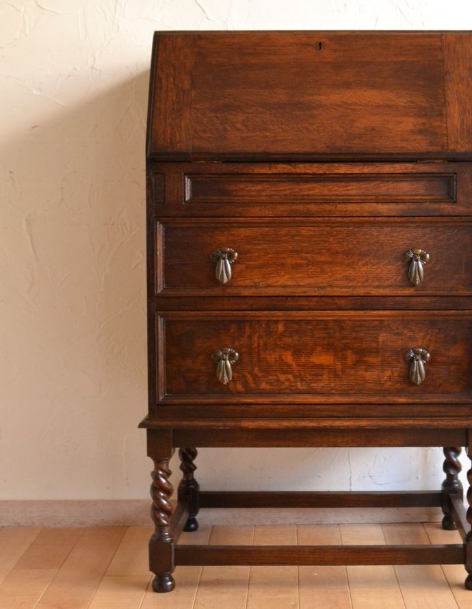 サイドバイサイド　アンティーク家具　イギリスから輸入したアンティーク家具、オーク材のコンパクトなビューロー（デスク）。とっても美しい木目です。(q-693-f)