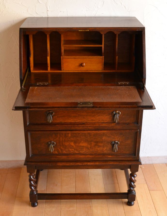サイドバイサイド　アンティーク家具　イギリスから輸入したアンティーク家具、オーク材のコンパクトなビューロー（デスク）。この通り天板は広々しているので、パソコンデスクとしても活躍してくれます。(q-693-f)