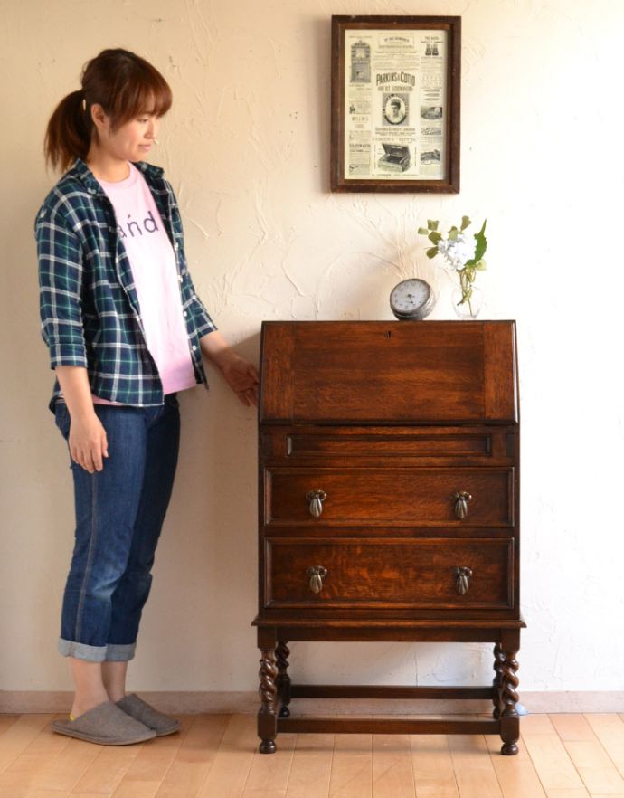 サイドバイサイド　アンティーク家具　イギリスから輸入したアンティーク家具、オーク材のコンパクトなビューロー（デスク）。どこにでもちょこんと置けるコンパクトサイズで便利です。(q-693-f)