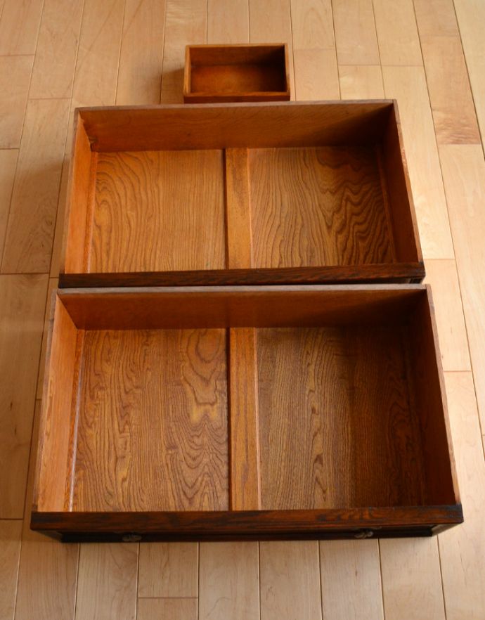 サイドバイサイド　アンティーク家具　イギリスから輸入したアンティーク家具、オーク材のコンパクトなビューロー（デスク）。広々とした引き出しが２杯、小物が入るビューロー内の引き出しが１杯付いています。(q-693-f)