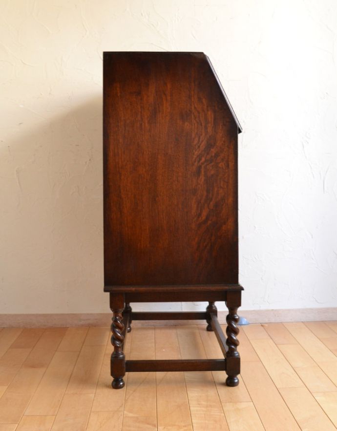 サイドバイサイド　アンティーク家具　イギリスから輸入したアンティーク家具、オーク材のコンパクトなビューロー（デスク）。ビューローを閉じると、スッキリとしたキャビネットに。(q-693-f)