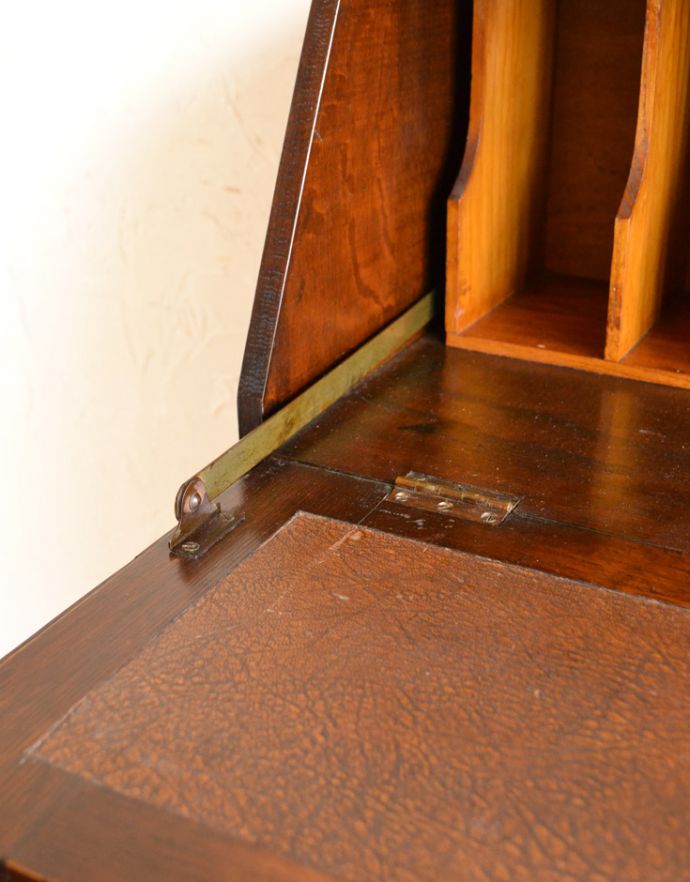 サイドバイサイド　アンティーク家具　イギリスから輸入したアンティーク家具、オーク材のコンパクトなビューロー（デスク）。しっかりと金具で固定されています。(q-693-f)