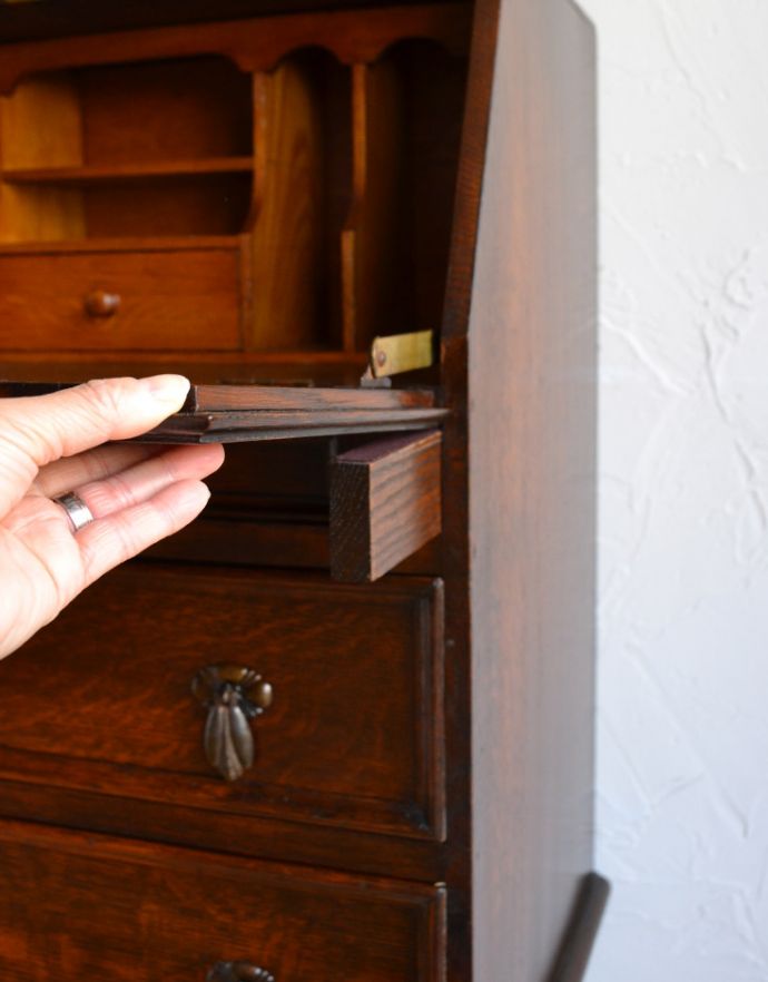 サイドバイサイド　アンティーク家具　イギリスから輸入したアンティーク家具、オーク材のコンパクトなビューロー（デスク）。支えは天板を開くと自動的に出てくる仕掛けになっています。(q-693-f)