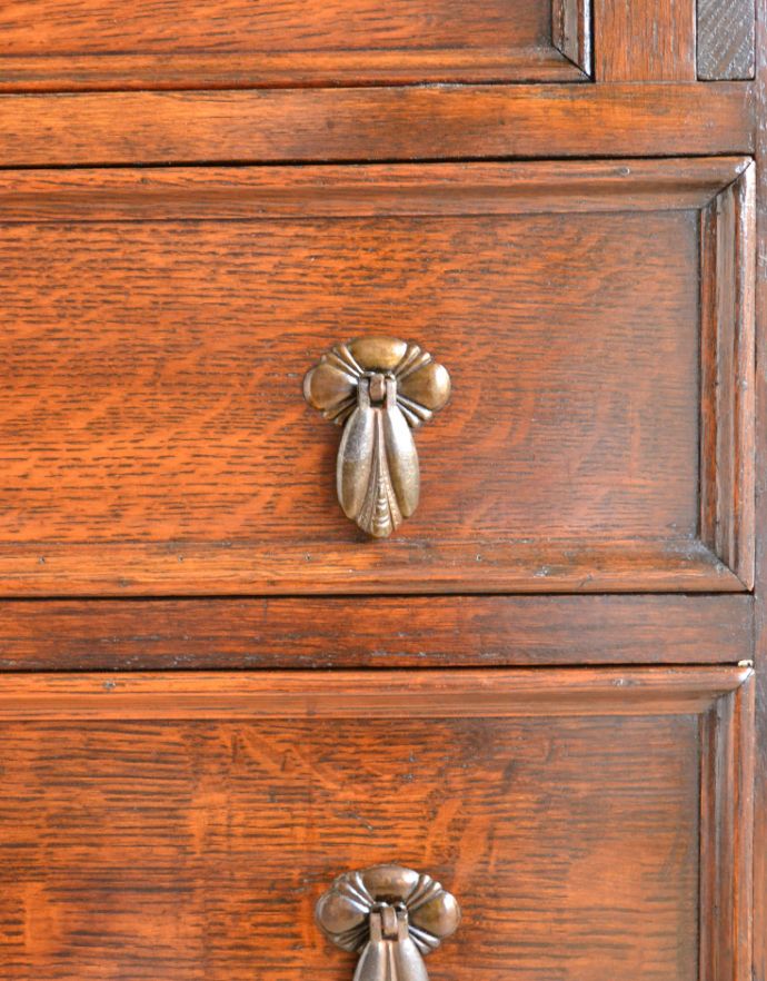 サイドバイサイド　アンティーク家具　イギリスから輸入したアンティーク家具、オーク材のコンパクトなビューロー（デスク）。凝った装飾のドロップタイプの取っ手です。(q-693-f)