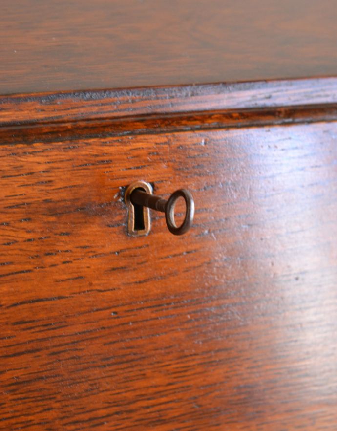 サイドバイサイド　アンティーク家具　イギリスから輸入したアンティーク家具、オーク材のコンパクトなビューロー（デスク）。ビューローの扉は、アンティークの鍵を引っ掛けて開閉します。(q-693-f)