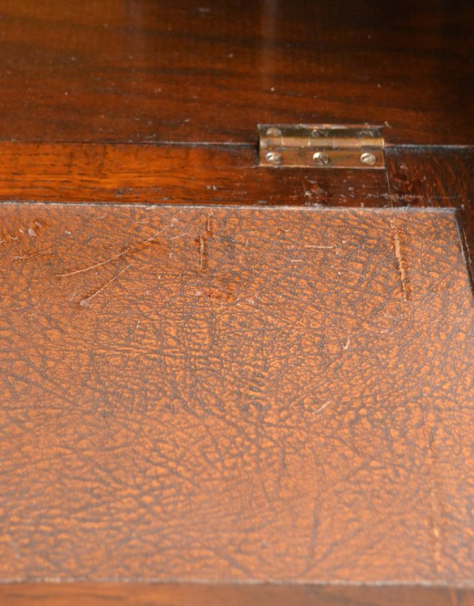 サイドバイサイド　アンティーク家具　イギリスから輸入したアンティーク家具、オーク材のコンパクトなビューロー（デスク）。デスクには革が貼ってあります。(q-693-f)