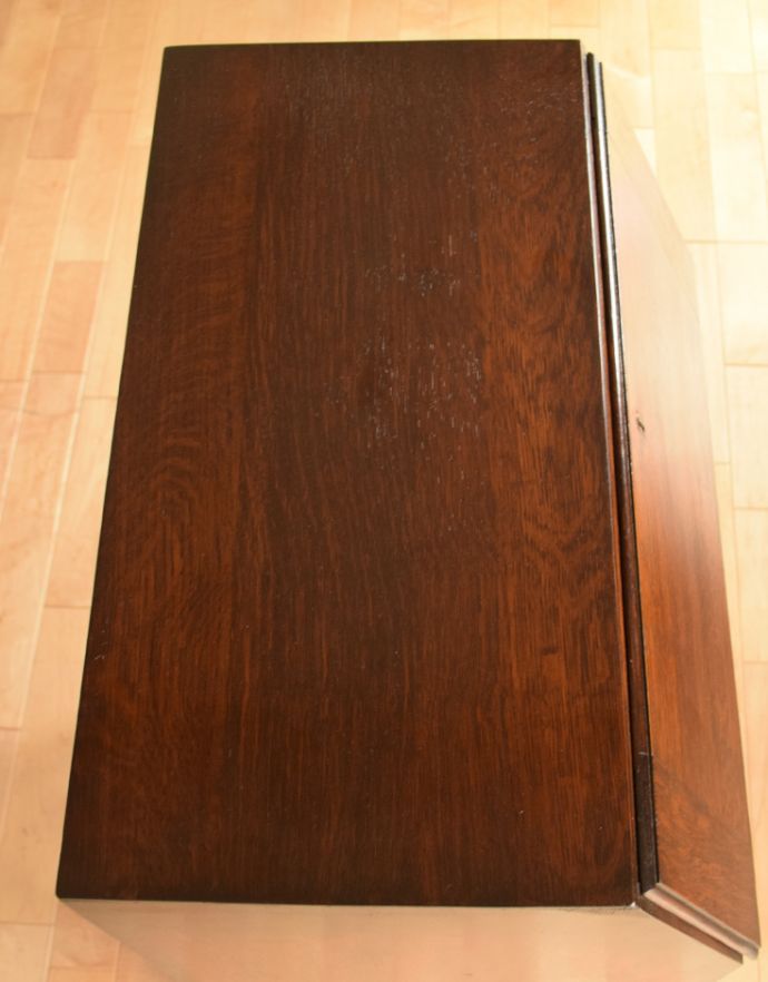 サイドバイサイド　アンティーク家具　イギリスから輸入したアンティーク家具、オーク材のコンパクトなビューロー（デスク）。天板もピカピカにお直ししました。(q-693-f)