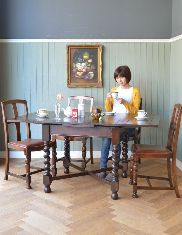 ロイドテーブル　アンティーク家具　イギリスのアンティーク家具、ツイストラインが美しいドローリーフテーブル（ダイニングテーブル）。閉じるとコンパクトになるのでアパートや一人住まいの方にもオススメ！食事、お茶の時間、パソコンや書き物、すべてこのテーブルでバッチリです。(q-696-f)