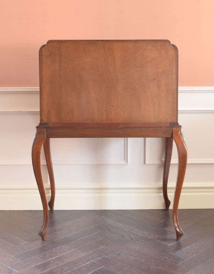 サイドバイサイド　アンティーク家具　英国の書斎で使えるアンティーク家具、可憐な脚が素敵なビューロー（デスク）。きちんとメンテナンスしてあるので、裏側もキレイです。(q-699-f)