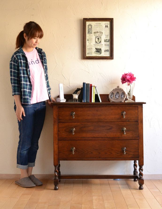 アンティークのチェスト　アンティーク家具　アンティークの英国家具、お花の装飾が付いたオーク材チェスト。チェアの横に置けば、サイドテーブル代わりに。(q-701-f)