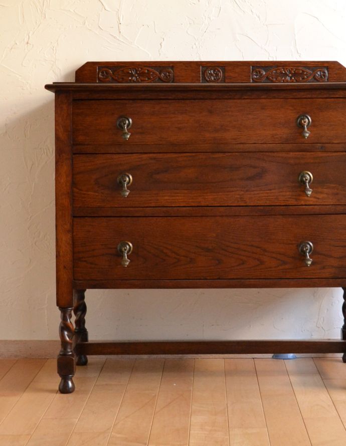 アンティークのチェスト　アンティーク家具　アンティークの英国家具、お花の装飾が付いたオーク材チェスト。品のある色合いと木目です。(q-701-f)