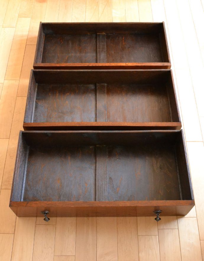アンティークのチェスト　アンティーク家具　アンティークの英国家具、お花の装飾が付いたオーク材チェスト。引き出しは3杯。(q-701-f)