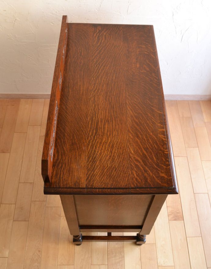 アンティークのチェスト　アンティーク家具　アンティークの英国家具、お花の装飾が付いたオーク材チェスト。天板も木目がキレイです。(q-701-f)