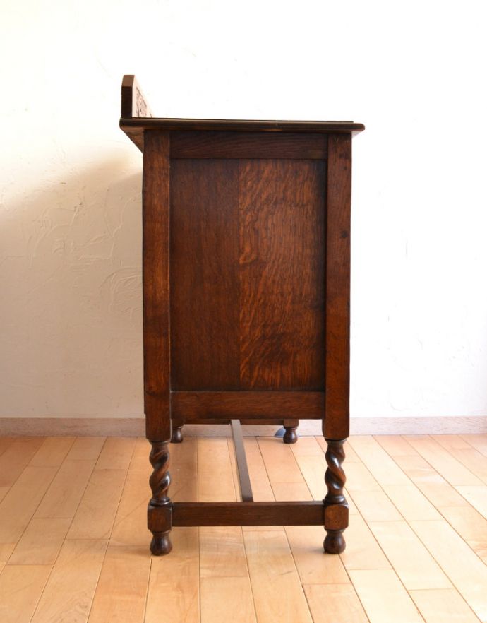 アンティークのチェスト　アンティーク家具　アンティークの英国家具、お花の装飾が付いたオーク材チェスト。サイドから見ても絵になります。(q-701-f)