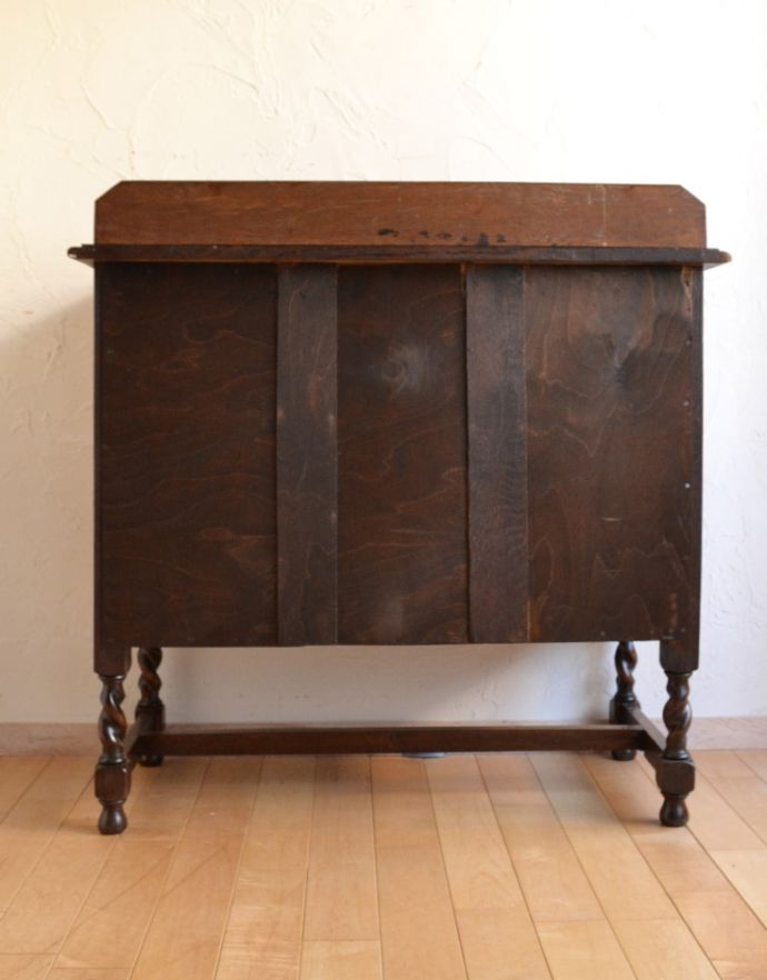 アンティークのチェスト　アンティーク家具　アンティークの英国家具、お花の装飾が付いたオーク材チェスト。きちんとメンテナンスしてあるので、裏側もキレイです。(q-701-f)